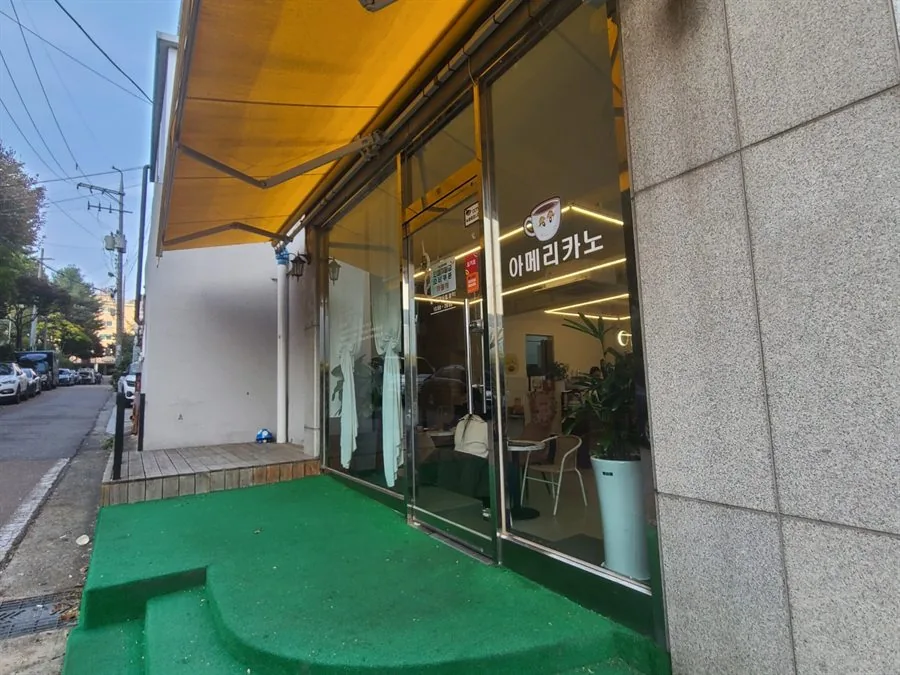 실제 카페 외창청소 현장 · 작업을 마친 매장 전면