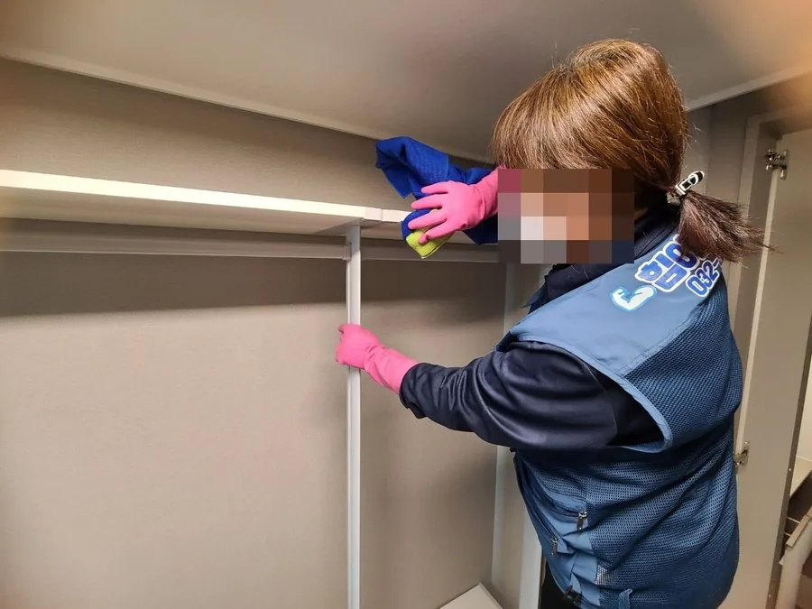 입주청소 현장 · 수납장 작업 · 선반 안쪽을 손으로 닦습니다.