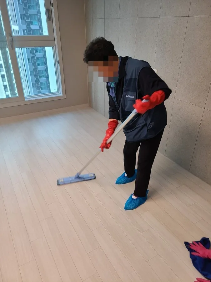 아파트 입주청소 · 바닥을 닦는 실제 작업 모습