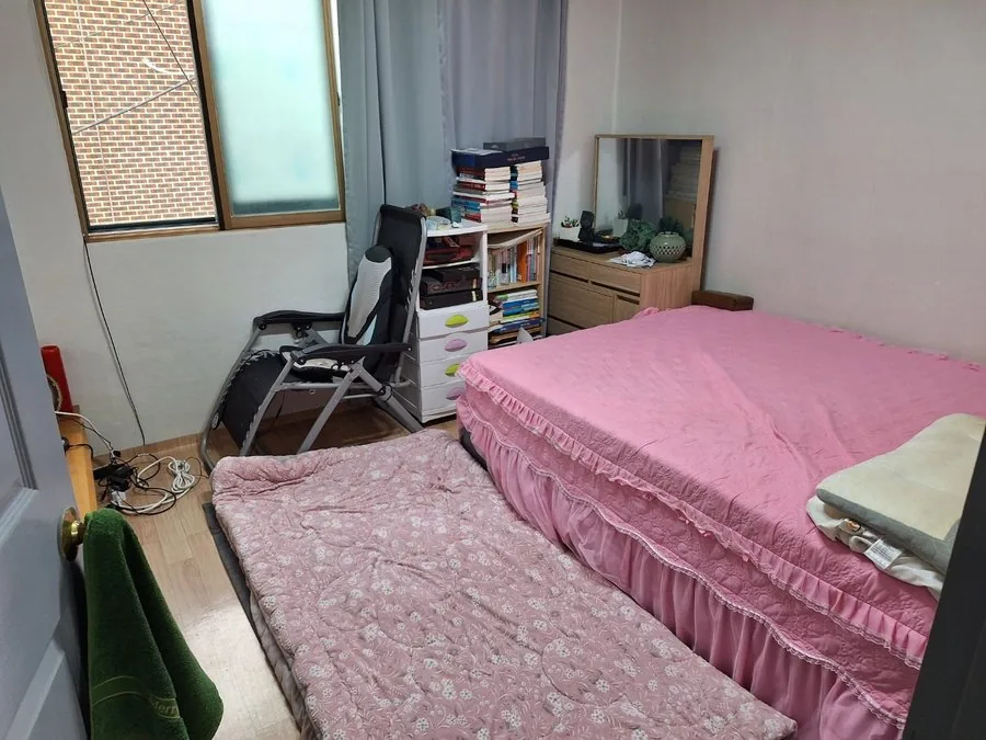 거주청소 · 바닥 청소와 정리를 마친 방