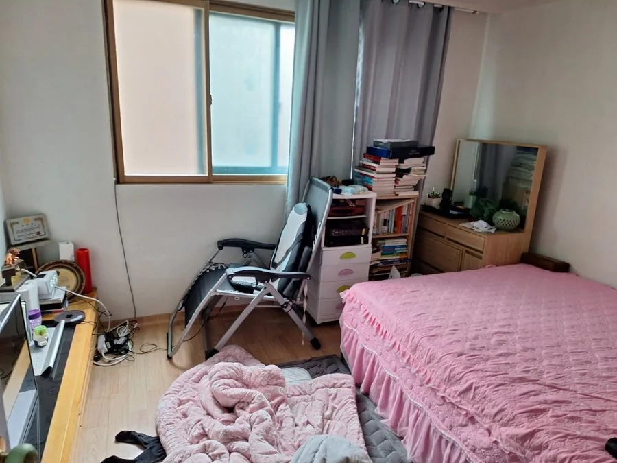 거주청소 · 생활용품과 가구가 있는 방 청소 전