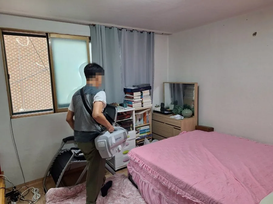 방 청소 작업 · 가구 사이 바닥을 청소합니다.