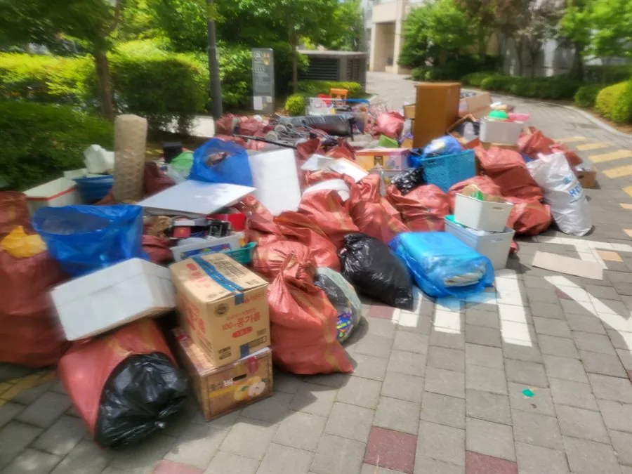 현장에서 반출해 모아 둔 생활용품과 쓰레기
