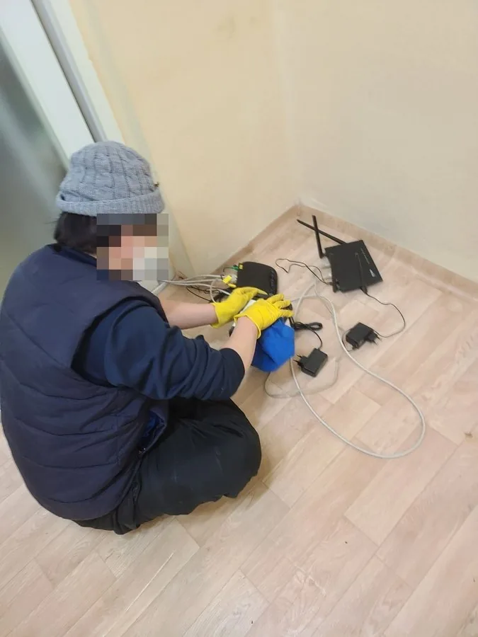 작업자가 남겨 둘 생활용품의 표면을 닦는 모습